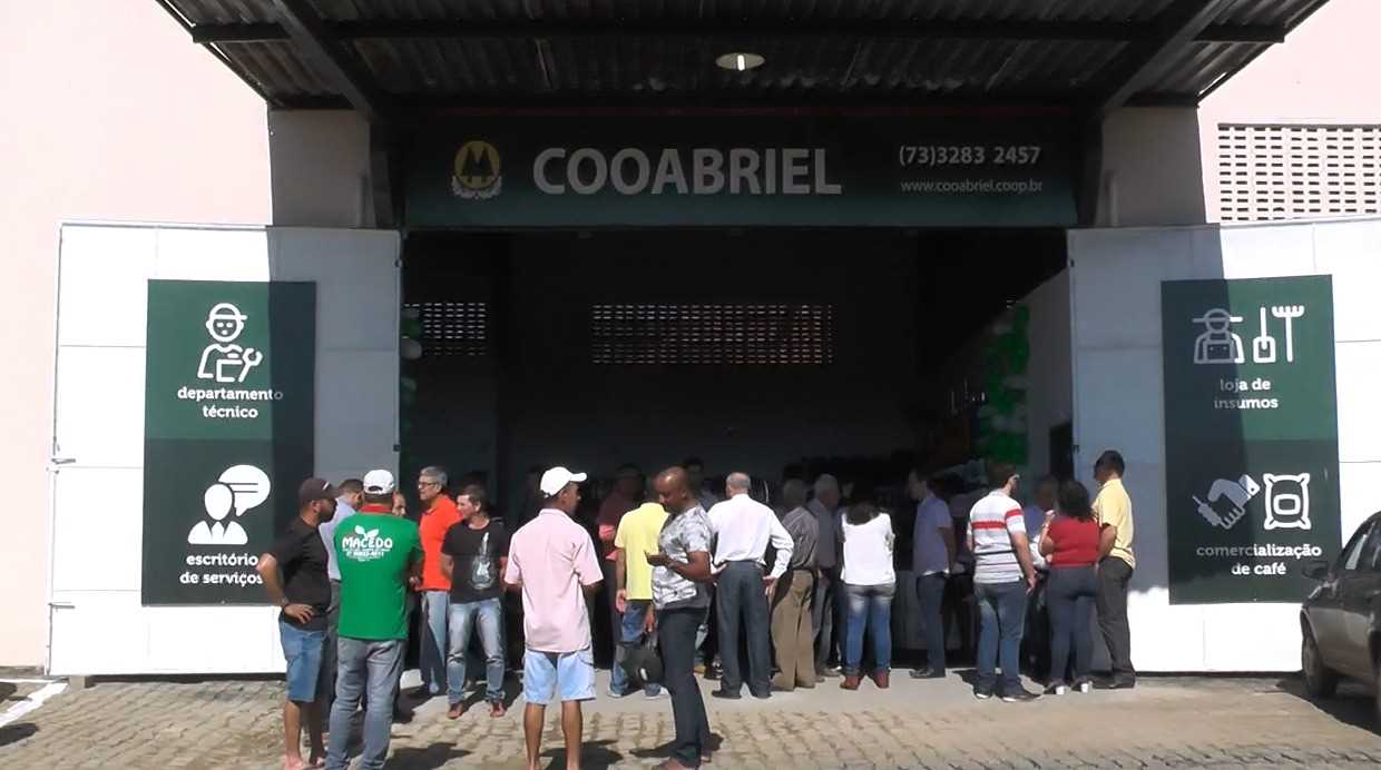 Prefeito Oziel e vice Paulo do Gás participam da inauguração de mais um empreendimento em Camacã